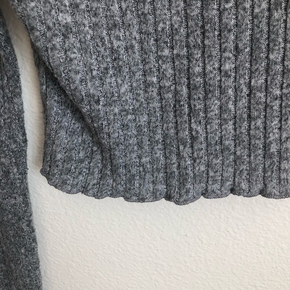 FOREVER 21 gray knit lettuce edge long sleeve crew neck minimalist crop top - Picture 7 of 9